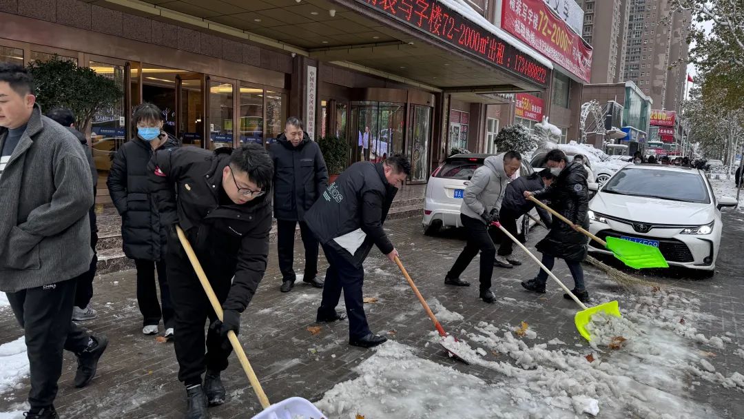 U乐国际集团众志成城，扫雪保畅通
